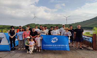 刺激的漂流、精致的露营、烧烤衬夜景